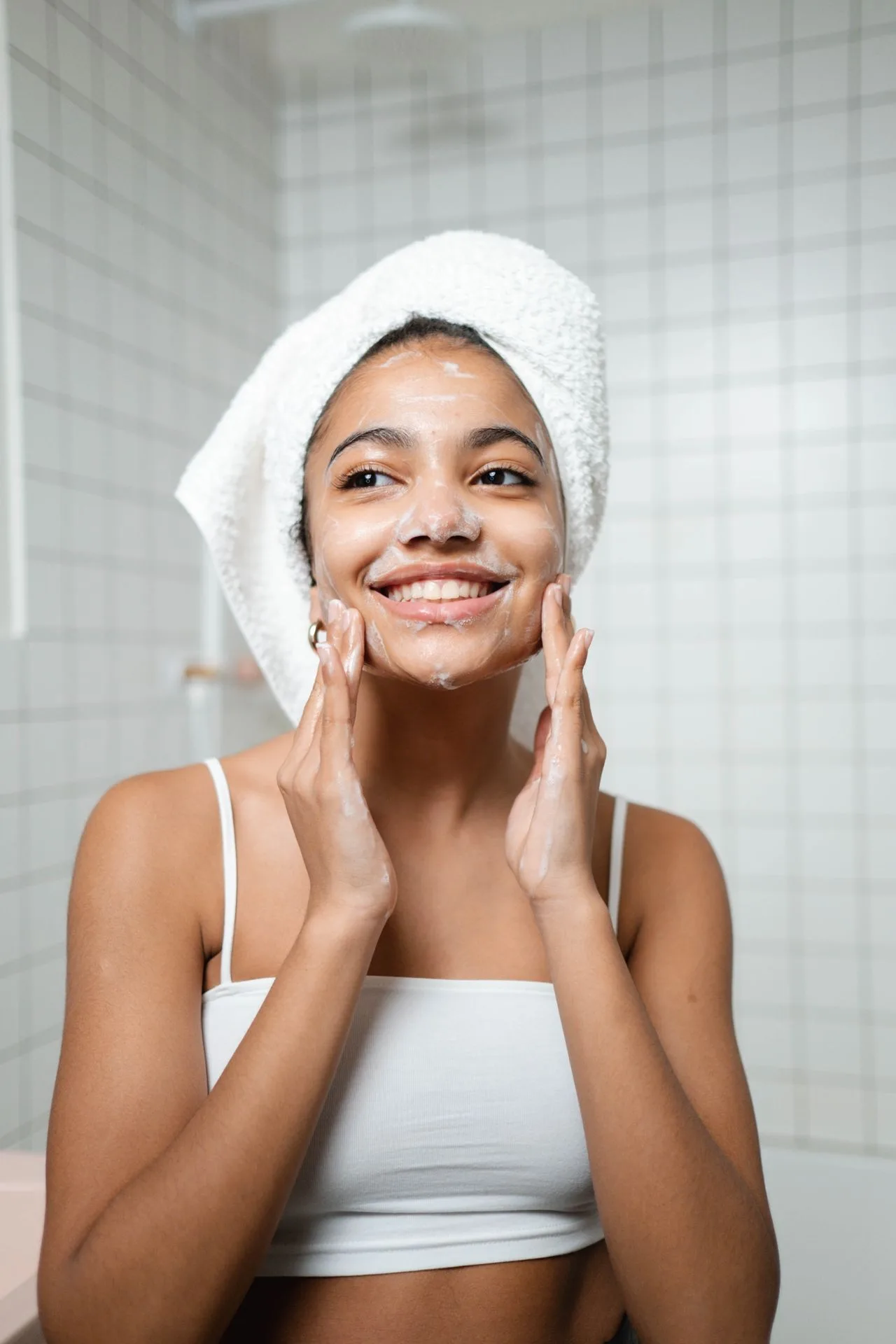 Cô gái rửa mặt buổi sáng bắt đầu routine chăm sóc da