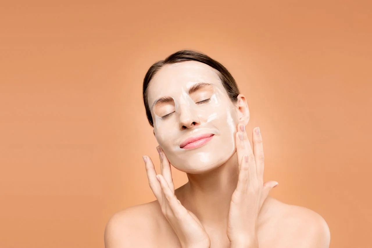 Đắp mặt nạ giấy thư giãn cấp ẩm cho da