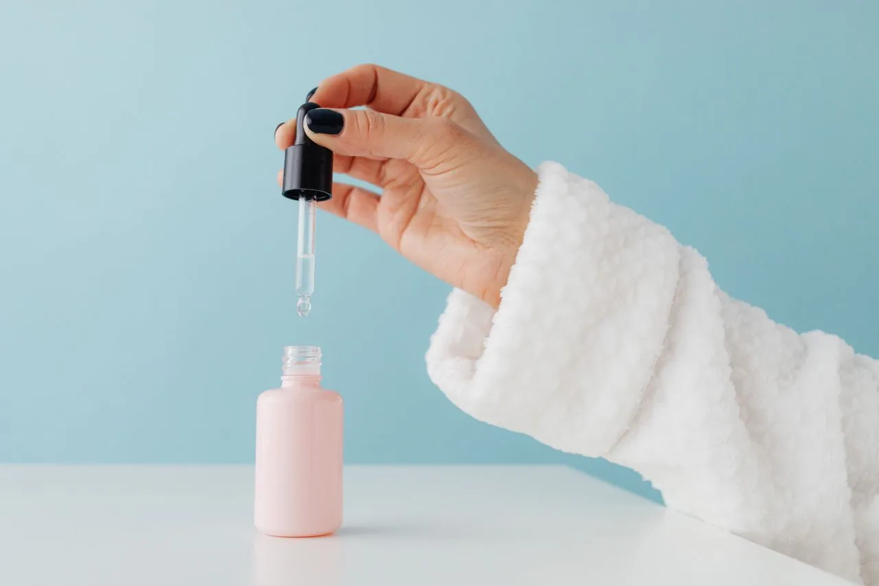 Lấy lượng treatment vừa đủ cho da dầu mụn