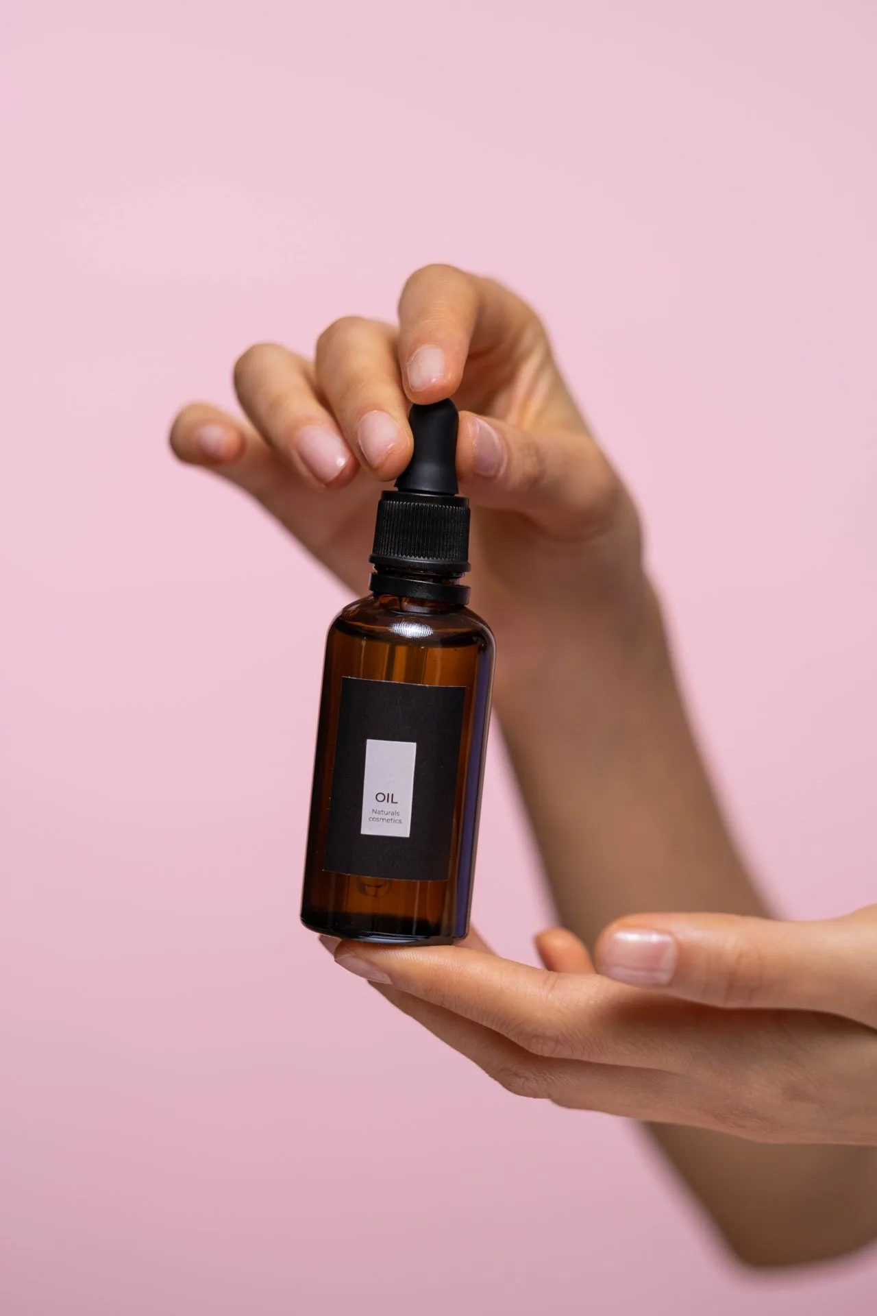 Chai serum dưỡng da dạng nhỏ giọt cầm trên tay