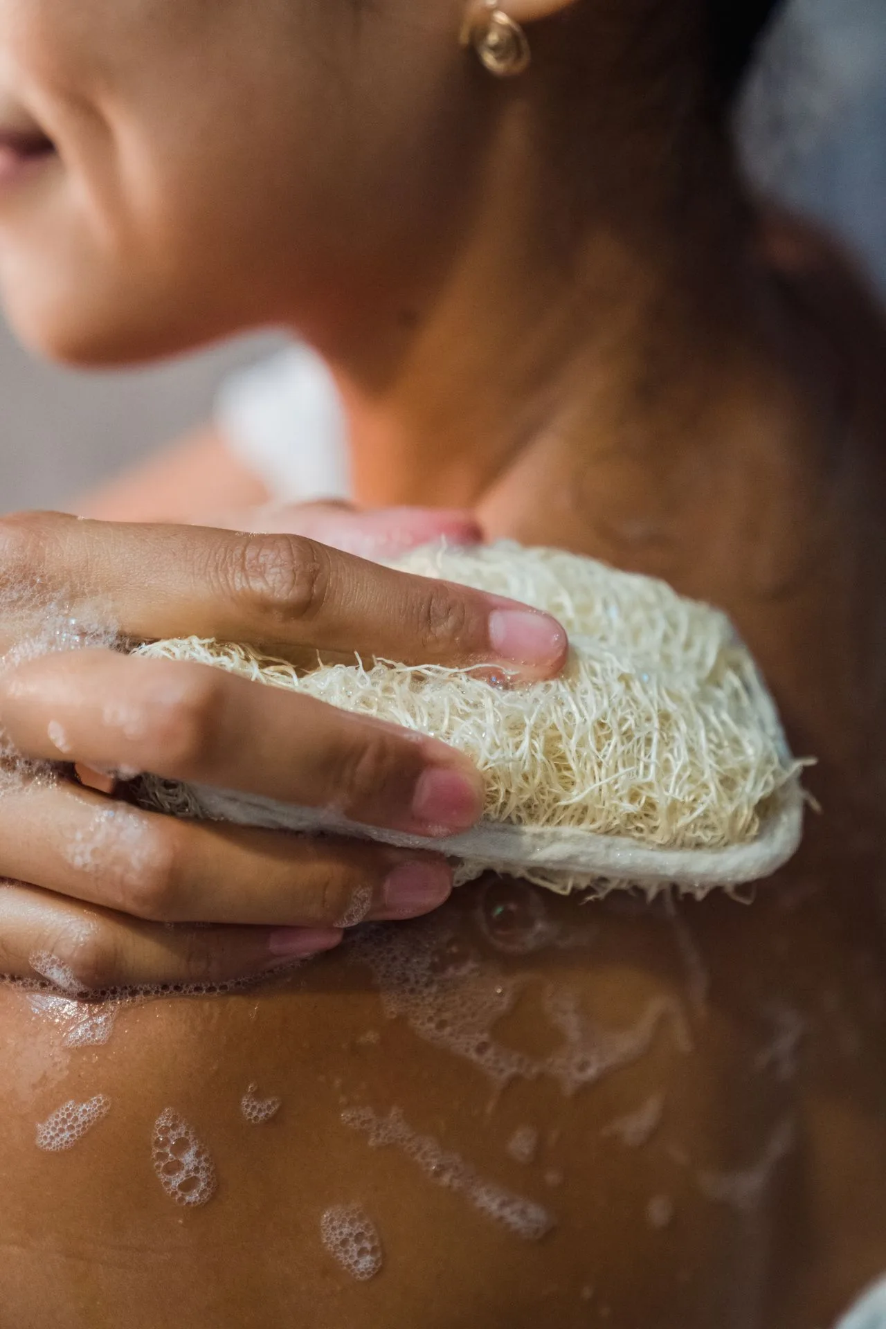 Tẩy tế bào chết body cho da mịn màng dưới vòi sen